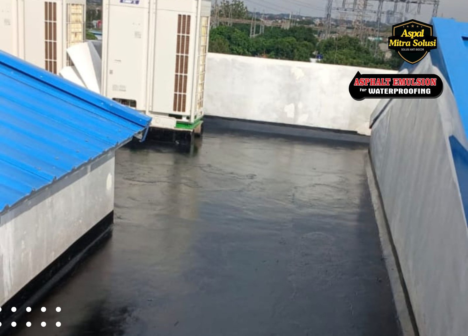 Teknisi mengaplikasikan lapisan waterproofing aspal cair emulsion pada dak beton
