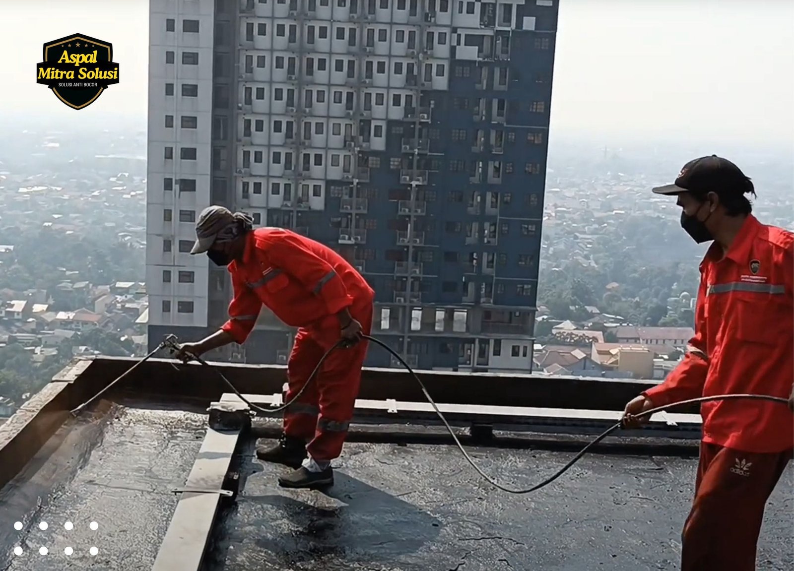 Jasa waterproofing dak beton oleh tim Aspal Mitra Solusi