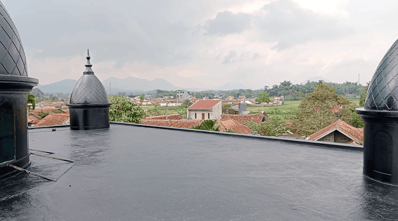 Kondisi dak beton sebelum waterproofing, terlihat retak dan bercak bocor