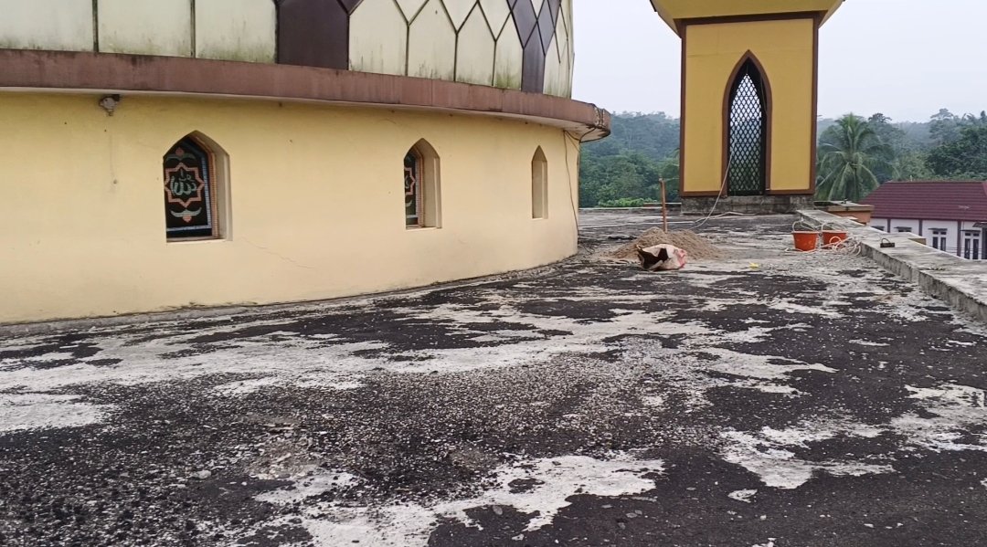 Kondisi dak beton Masjid Raya Ciminyak sebelum waterproofing
