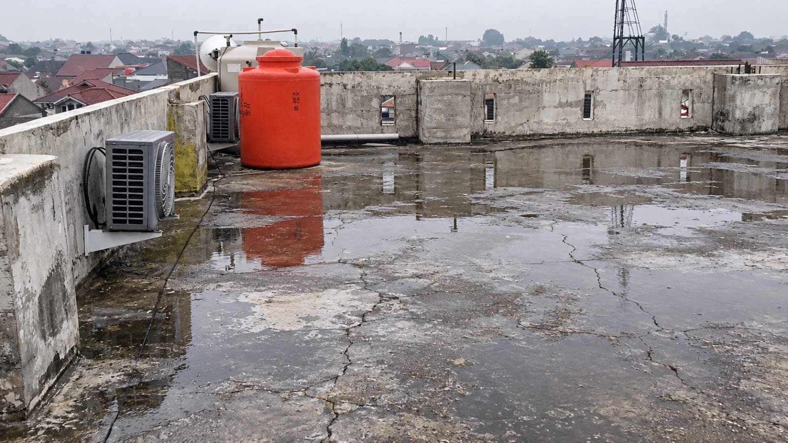 Dak beton retak dan bocor yang membutuhkan pemeriksaan waterproofing