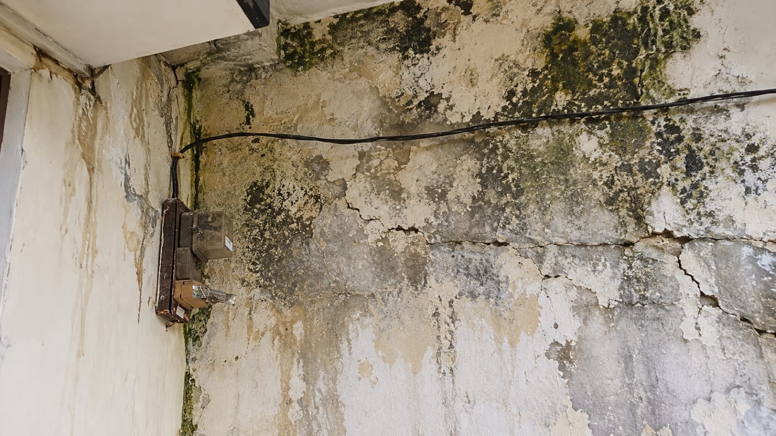 Dinding retak dan rembes yang memerlukan pemeriksaan waterproofing